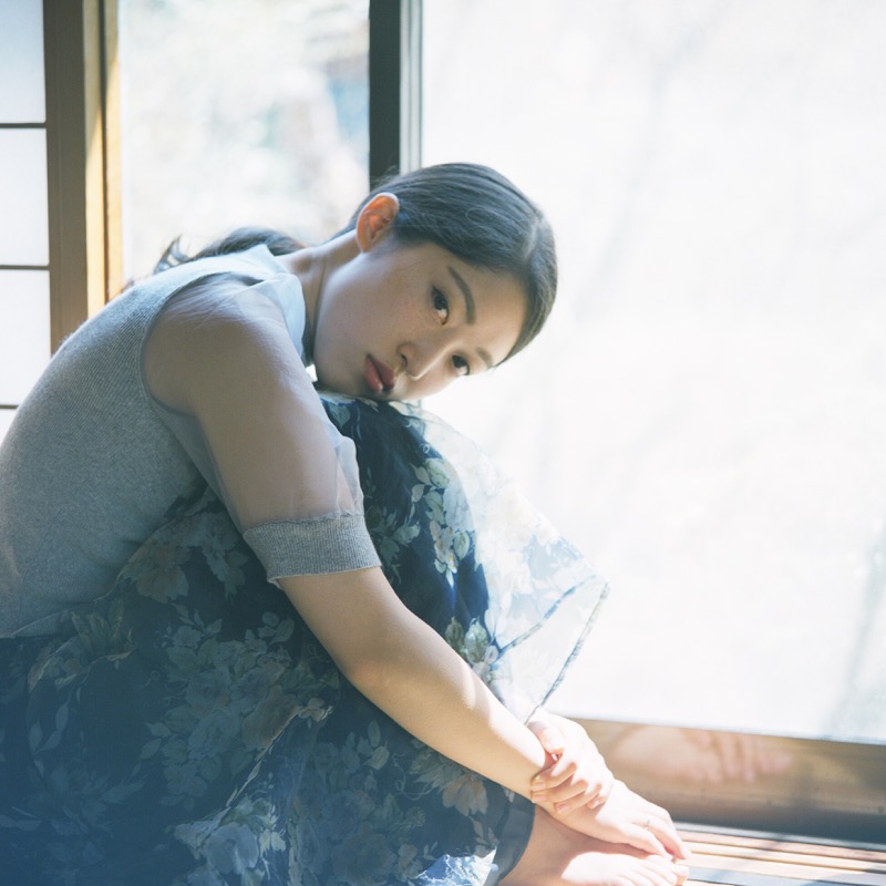 <span class="fnt-120">どんなに高性能なデジカメが発売されても、イメージセンサーが正方形のデジカメは未だ発売されていない。ローライなどの二眼レフの愛用者が多いのもその辺に理由があるように思う。中判フィルムで撮影すると思ったほど粒子は目立たない。（モデル：霞さん）</span><br>Rolleiflex 2.3E / 80mm F2.8 / F2.8 / 1/125秒 / FUJICOLOR PRO400H 120