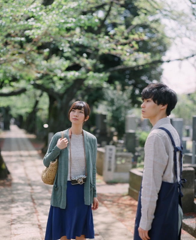 <span class="fnt-120">ショートムービー「谷中・日暮里レトロカメラ店の謎日和」から。7月6日から始まる企画、柊サナカさん、三葉堂寫眞機店との共同開催で行う合同写真展用の1枚。（モデル：まみこさん・武田迅人さん）撮影：小林幹幸</span><br>PENTAX 67 / 105mm F4 / 1/250 / F4 / FUJIFILM PRO400H 120