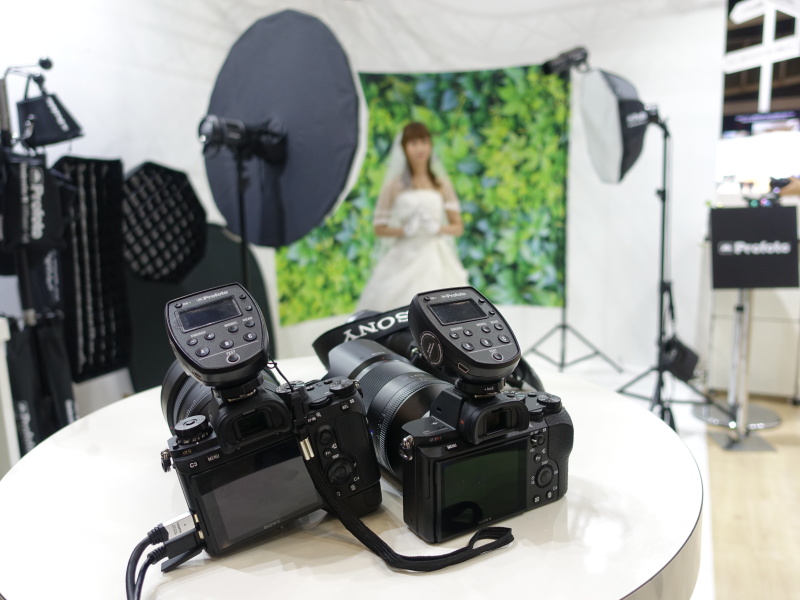 ブライダルの撮影体験コーナー。プロフォト機材と組み合わされている