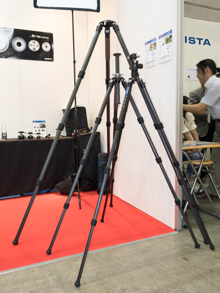 一番奥のモデル「LN-404C」が税別7万5,00円、一番手前のモデル「LN-284CT」が同5万5,000円。いずれも雲台が付属する