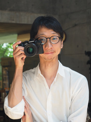 <span class="fnt-120">黒田明臣</span><br>1983年東京生まれ。Webディレクター、 エンジニアとして活動。プライベートで制作した写真が国内外のコンテストで評価 され商業撮影を開始する。現在は広告、雑誌、企業写真を中心に活躍している。