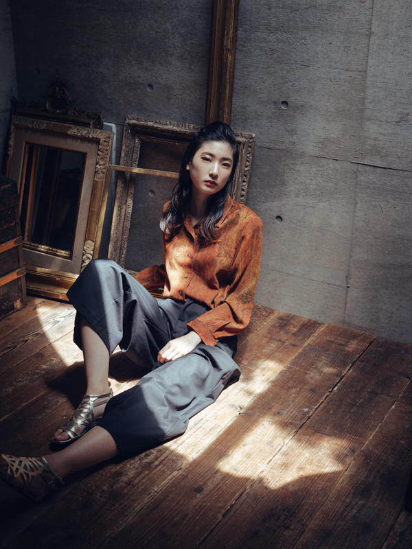 強い直射光と影という明暗差の激しい状況。全階調で収差を感じさせない丁寧な描写で、陰影が作るメリハリを際立たせてくれている。<br><span class="fnt-85">OM-D E-M1 Mark II / M.ZUIKO DIGITAL ED 25mm F1.2 PRO（50mm相当） / マニュアル露出（F3.5、1/160秒） / ISO 200</span>