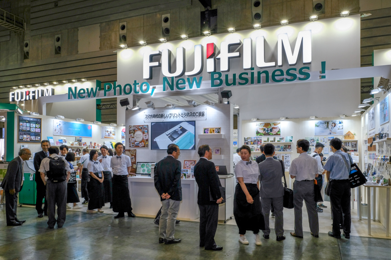 PHOTNEXT 2017の富士フイルムブースでは、写真スタジオを模したデモスペースでGFXシステムをアピール。業務で使用できる品質と信頼性を訴えていた。