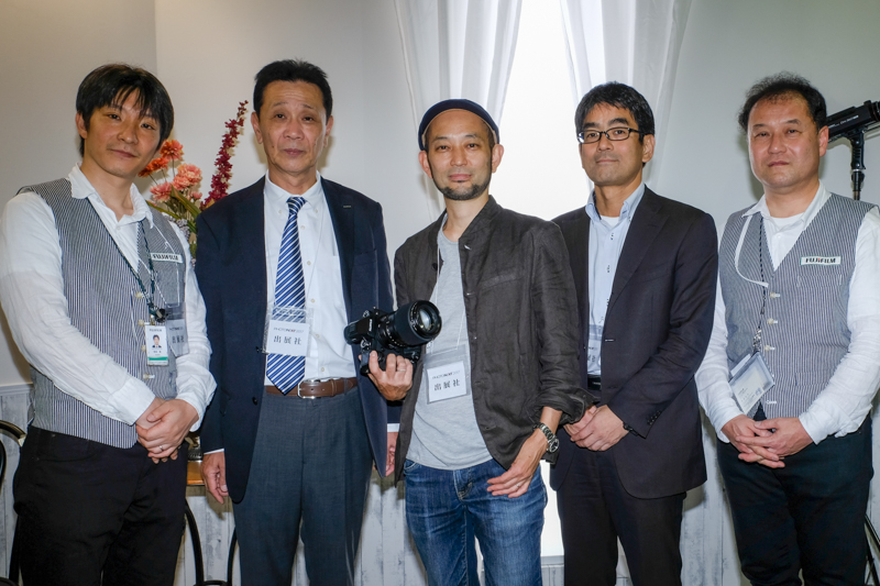 左から、富士フイルム イメージングシステムズ株式会社 フォトイメージング事業部 プロフェッショナルフォト営業部の和田博チーフ、同 フォトイメージング事業部 プロフェッショナルフォト営業部 平井保則マネージャー、伊勢丹写真室（株）光潮社 岩村佳宏技術部長、富士フイルム イメージングシステムズ株式会社 デジタルカメラ事業部 販促支援部 プロマーケティングチーム 木内格志マネージャー、同 高麗嘉邦マネージャー。