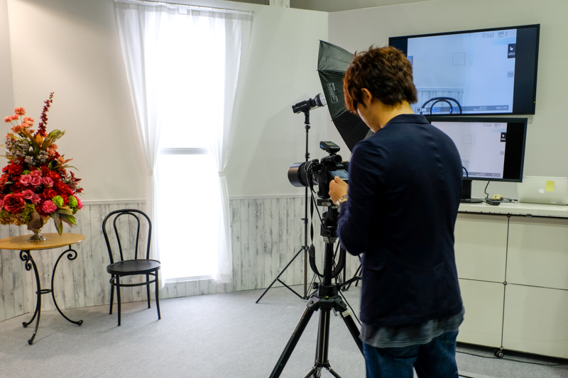 PHOTNEXT 2017の富士フイルムブースでは、写真スタジオを模したデモスペースでGFXシステムをアピール。業務で使用できる品質と信頼性を訴えていた。