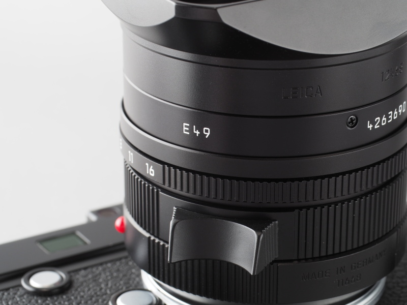 フィルター径はE49、すなわち49mm径。F1.4大口径レンズとしては驚くほど小さい。フォーカスリングにあるフィンガーレストは、慣れると指の位置でおおよその距離を素早く設定できる。