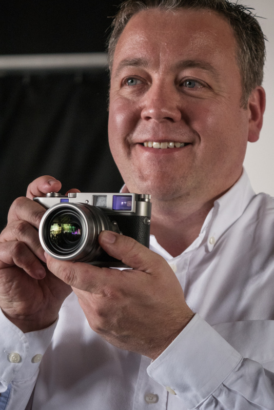 2014年5月にウェッツラーで行われたライカ100周年イベントにて。ライカカメラ社のプロダクト責任者、ステファン・ダニエルが手にしているのは100周年記念セットのSUMMILUX 28mmを装着したライカM-A。どちらもステンレス外装のスペシャルバージョン。