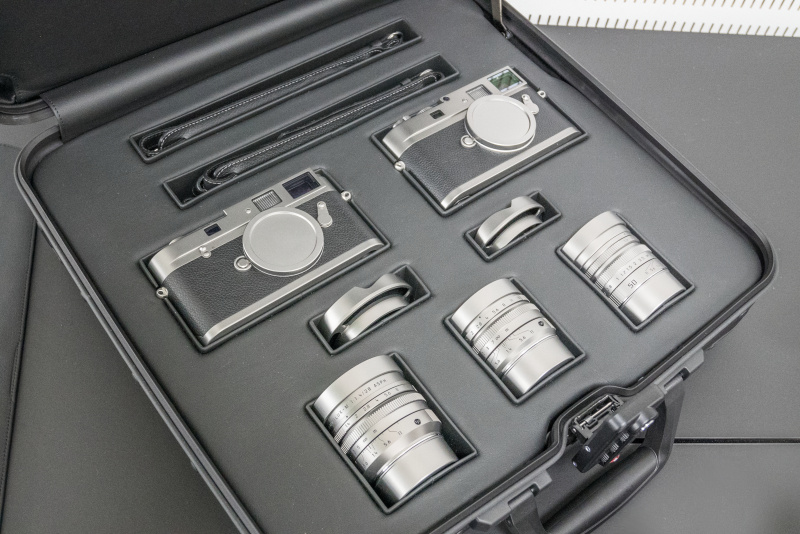 ライカ100周年記念セット。ライカMモノクロームとライカM-A、それに28mm、35mm、50mmのSUMMILUXレンズ3本が専用のリモア製ケースに収められる。