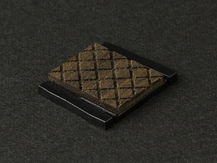 ホットシューに接触するベース面には樹脂製パーツが採用されている