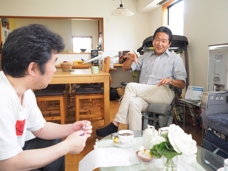 インタビューはチャーリィ古庄さんのご自宅で行った。旅客機にまつわる品々が並ぶ、ヒコーキ好きにはたまらない空間。成田市さくらの山公園にあるチャーリィ古庄さん運営の店「<a href="http://www.flightshop-charlies.com/" class="n" target="_blank">Charlie's FLIHGT SHOP</a>」にも、様々な飛行グッズが溢れているそうだ。