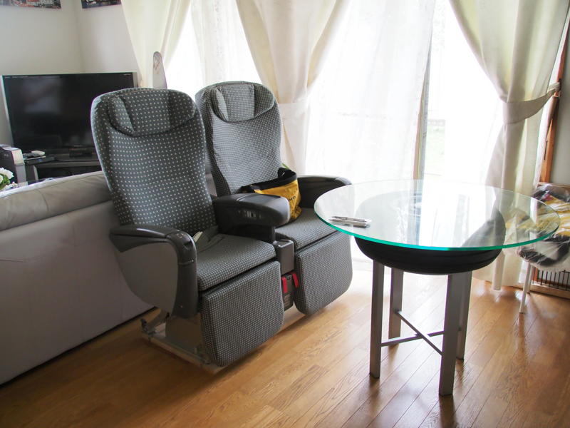 インタビューはチャーリィ古庄さんのご自宅で行った。旅客機にまつわる品々が並ぶ、ヒコーキ好きにはたまらない空間。成田市さくらの山公園にあるチャーリィ古庄さん運営の店「<a href="http://www.flightshop-charlies.com/" class="n" target="_blank">Charlie's FLIHGT SHOP</a>」にも、様々な飛行グッズが溢れているそうだ。