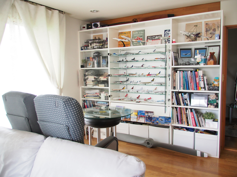 インタビューはチャーリィ古庄さんのご自宅で行った。旅客機にまつわる品々が並ぶ、ヒコーキ好きにはたまらない空間。成田市さくらの山公園にあるチャーリィ古庄さん運営の店「<a href="http://www.flightshop-charlies.com/" class="n" target="_blank">Charlie's FLIHGT SHOP</a>」にも、様々な飛行グッズが溢れているそうだ。