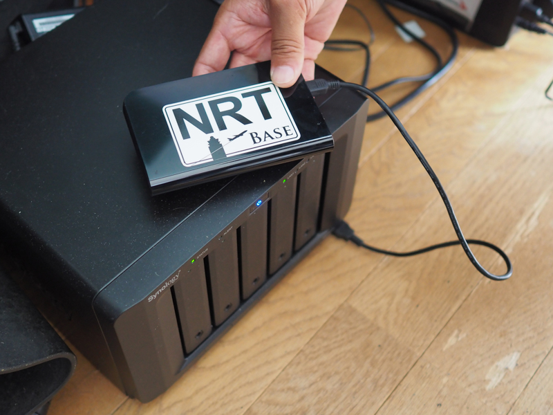 前面のUSB端子とポータブルHDDを接続。ポータブルHDD内の画像ファイルを簡単に取り込める。