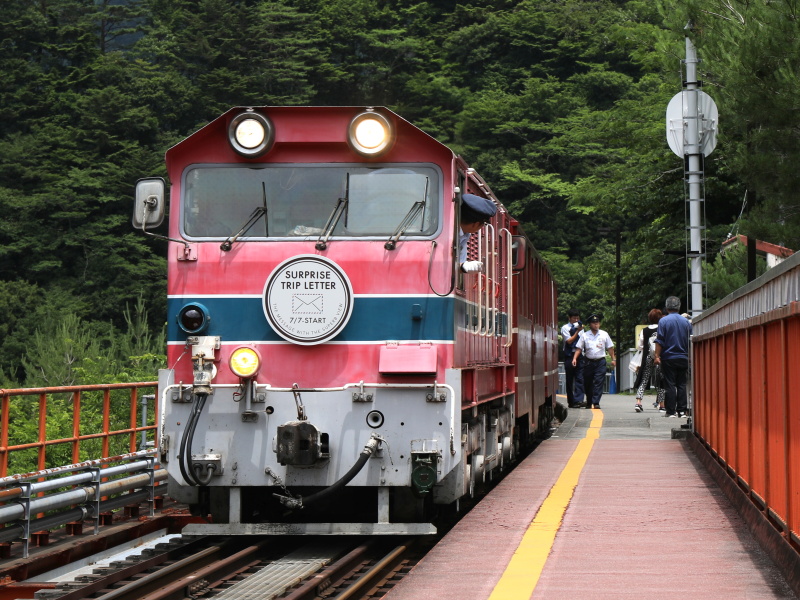 オリジナルヘッドマークを掲示した車両が走行