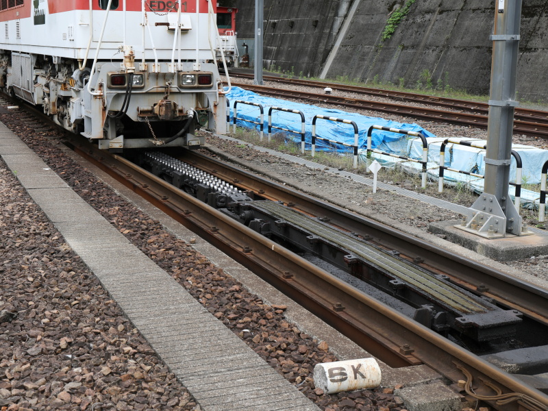 アプトいちしろ駅にて。ラックレールが始まるところが見える。この歯車のかみ合いにより、急勾配を滑らずに走れる。