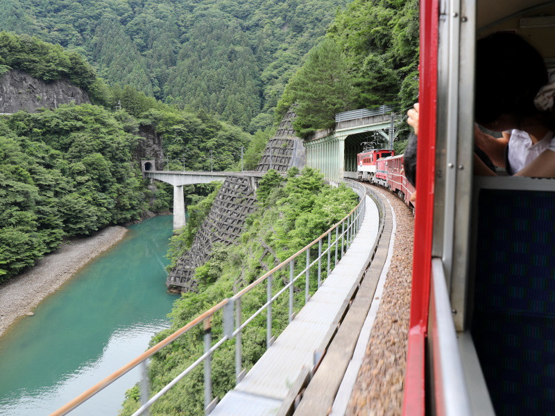 アプトいちしろ駅〜長島ダム駅は、現在日本唯一のアプト区間