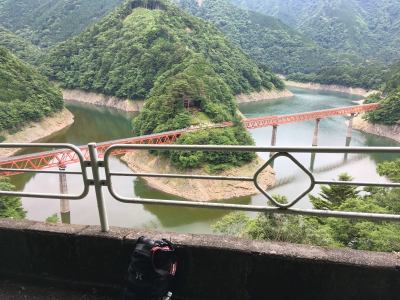 たどり着いた撮影スポット（道路上）から駅を眺めたところ。24-70mmレンズのワイド側で十分な広がり感が得られた