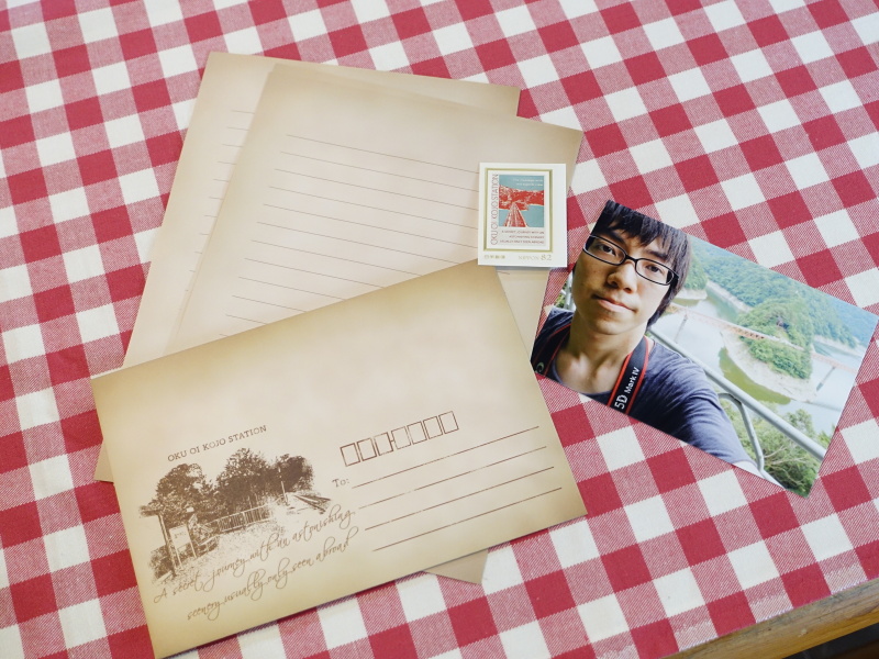 コテージでもらえるレターセットとプリントした写真。旅の記念に自撮りをした