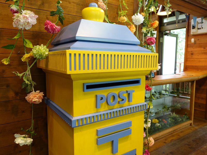 駅隣接のコテージ内には、開催日に限り1階に郵便局員が常駐。無料でもらえるレターセットに写真プリントを同封し、特設ポストから投函できる。消印も特別なものだという
