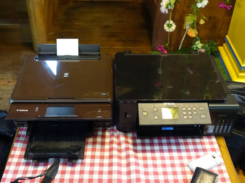 キヤノンとエプソンのプリンターが用意され、デジタルカメラのSDカードやスマートフォンのWi-Fi経由で1枚プリントできる。こちらも無料