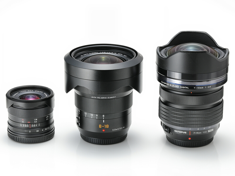 フード収納状態。オリンパスのM.ZUIKO DIGITAL ED 7-14mm F2.8 PROはフード固定で、円形フィルターも装着不可。パナソニックのLEICA DG VARIO-ELMARIT 8-18mm / F2.8-4.0 ASPH.は67mm径のフィルターが使用可能だが、ワイド端の画角は並。