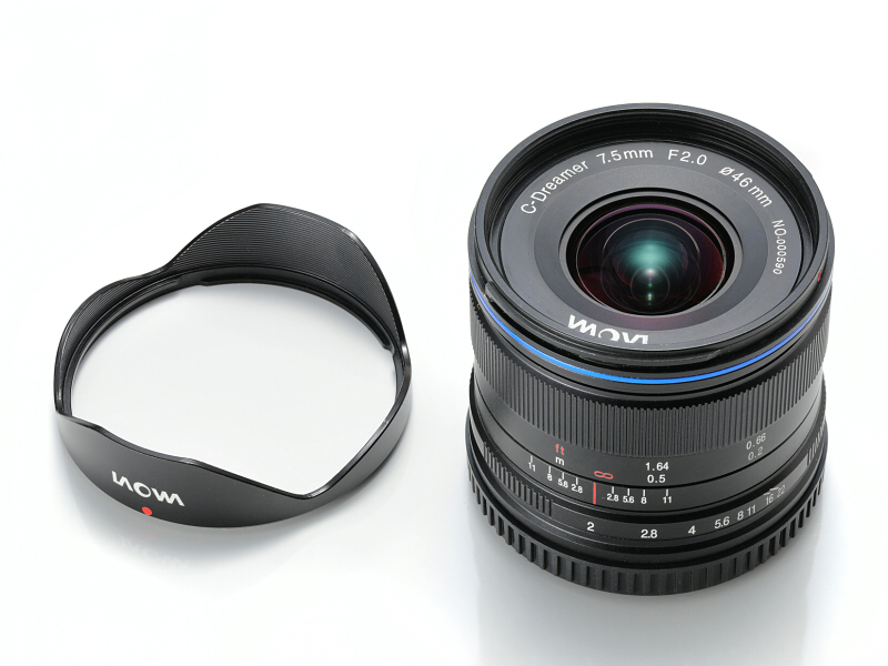 着脱式の花形フードが同梱。逆付け収納も可能だ。