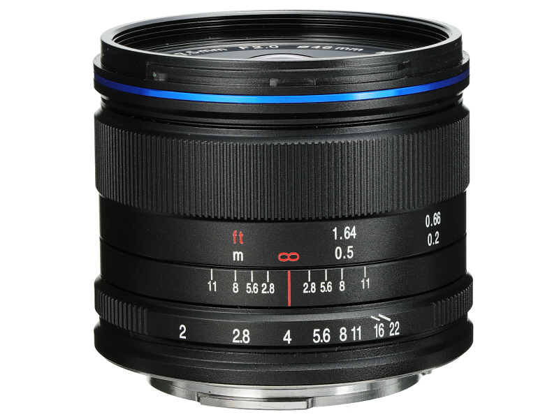 青色の化粧リングがデザイン上のアクセントとなっている。絞りリングの間隔は小絞りになるほど密になっていく。