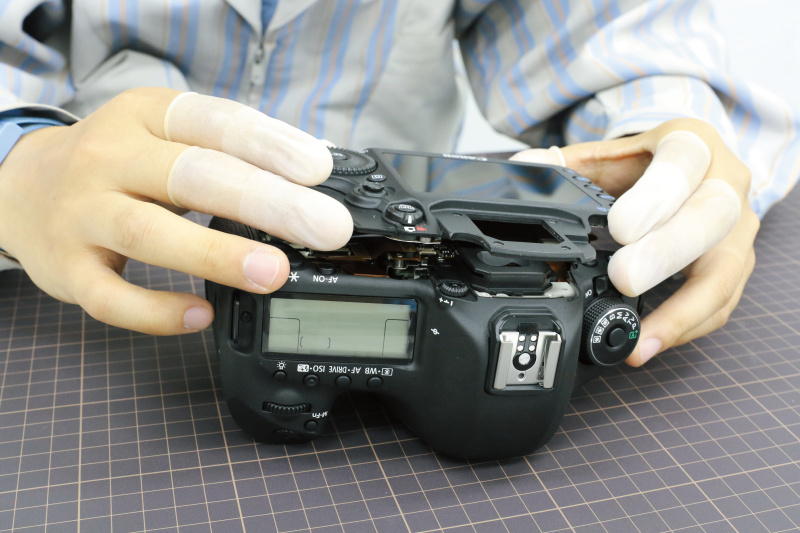 分解。内部の状態を検査するため、部品単位まで分解