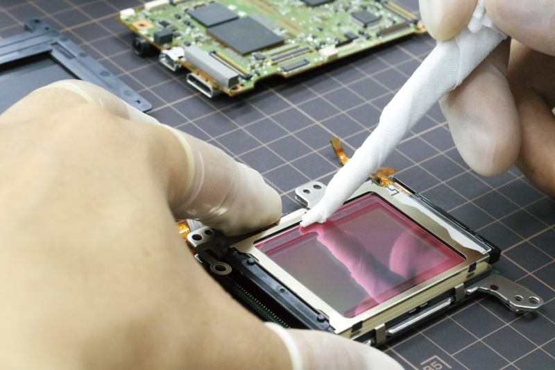 清掃。取り外された部品を専用の溶剤で清掃