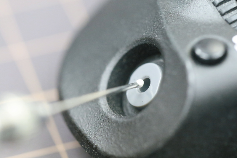 注油。摩擦や摩耗を抑え、快適に使用できるように箇所ごとに潤滑油を注油