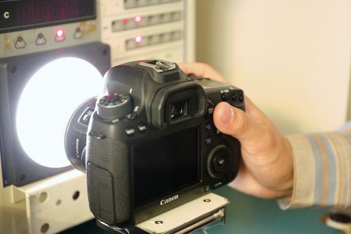 調整。性能を発揮できるよう、専用測定器で精度や作動を調整