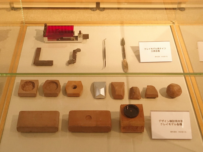 オリンパスで銀塩カメラのペンやOMを手がけた米谷美久さんが制作したクレイモデルと、当時使用していた道具