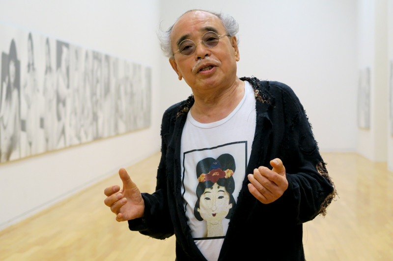 東京オペラシティー アートギャラリー「写狂老人A」の会場で自作を解説する荒木経惟氏。