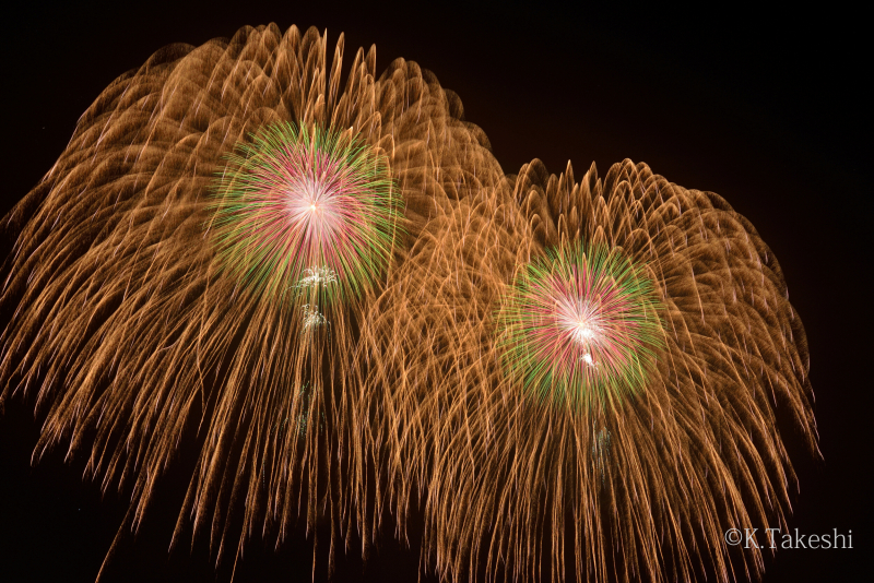 埼玉県 秩父夜祭「三重芯錦冠菊対打ち」。錦冠菊のオレンジ色を見た目に近い色で表現するためにホワイトバランスは色温度設定を選び4,350Kで撮りました。2発同時に打ち上げることを「対打ち」と言います。D600 / AF-S NIKKOR 18-35mm f/3.5-4.5G ED / 16秒 / F8 / ISO100 / 4,350K / マニュアル露出 / 30mm / ND4フィルター（撮影：金武武）