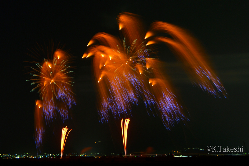 山梨県「神明の花火」。花火の中では最も暗い「和火の柳花火」を露出アンダーにせずに撮るために絞りをF3.5（ISO100）にして撮りました。和火の濃いオレンジ色を見た目に近い色で表現するためにホワイトバランスは4,550Kにしました。D600 / AF-S NIKKOR 18-35mm f/3.5-4.5G ED / 22秒 / F3.5 / ISO100 / 4,550K / マニュアル露出 / 18mm