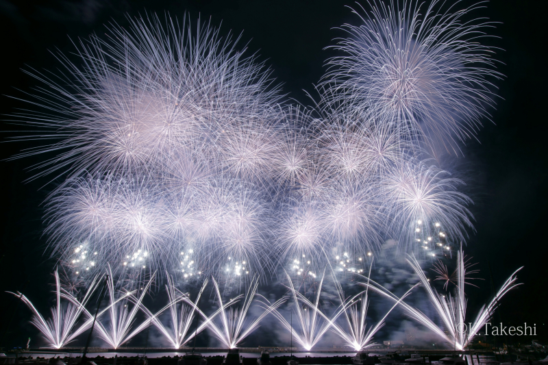 静岡県「熱海海上花火」。眩しい「銀冠菊花火」のワイドスターマインを露出オーバーにせず撮るために絞りをF13（ISO100、ND4フィルター使用）に設定し撮りました。α7R II / Vario-Tessar T＊ FE 16-35mm F4 ZA OSS / 26秒 / F13 / ISO100 / 3,200K / マニュアル露出 / 19mm / ND4フィルター