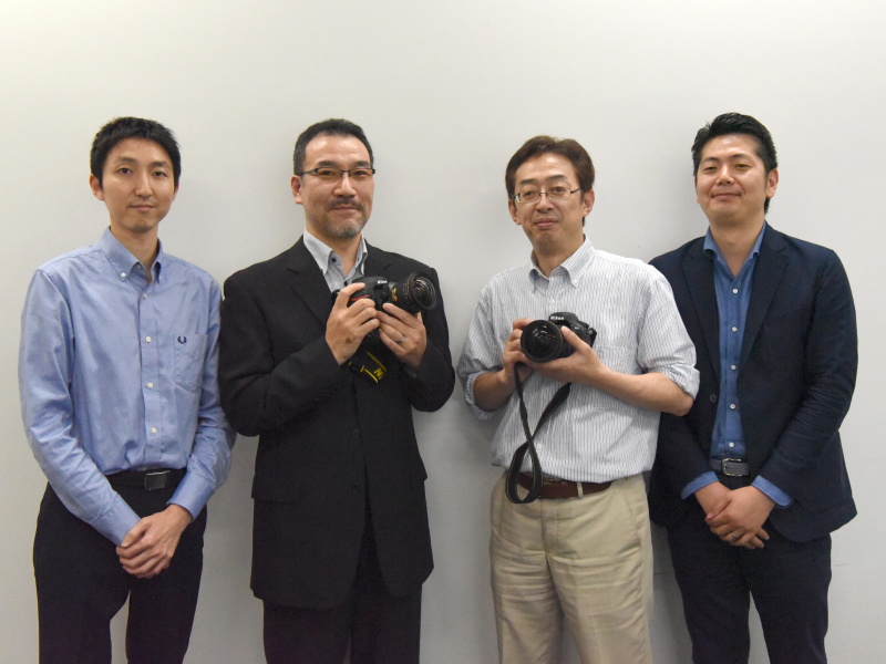 話を聞いた株式会社ニコンの面々。左から、映像事業部 開発統括部 第二開発部 第三開発課 主任研究員の岩見謙一郎さん、光学本部 第三設計部 第一光学課 主幹研究員の武俊典さん、映像事業部 開発統括部 第三設計部 第一設計課 主任研究員の猪原祐治さん、映像事業部 マーケティング統括部 UX企画部 商品企画三課 主幹の石上裕行さん