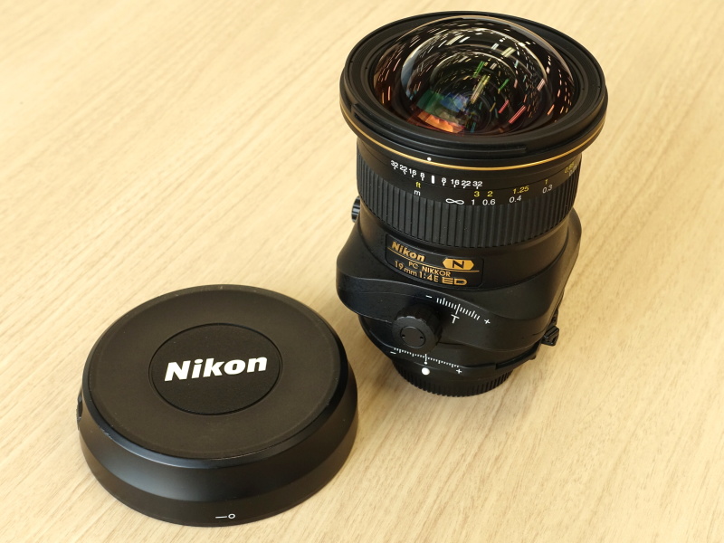 バヨネット式の専用レンズキャップが付属する