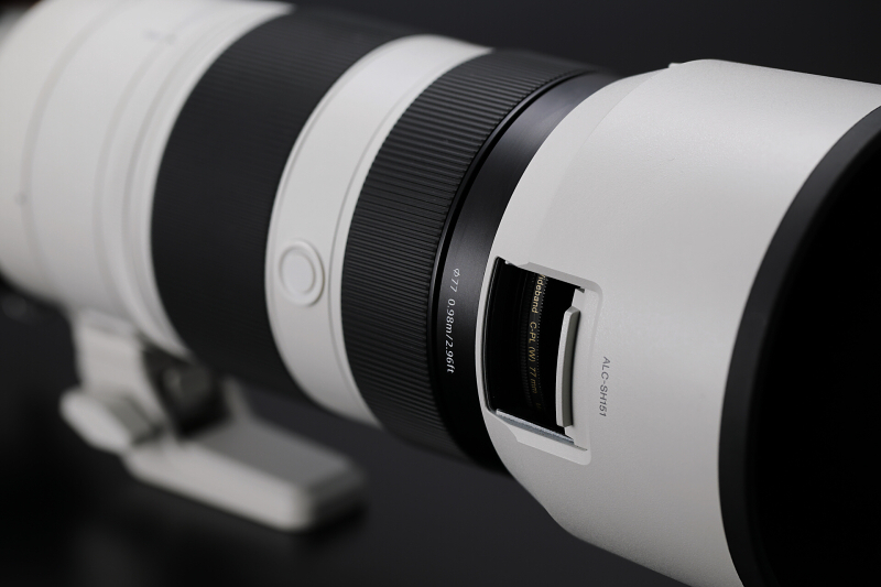 フードは花形ではなく円形。PLフィルター操作窓もちゃんと装備されている