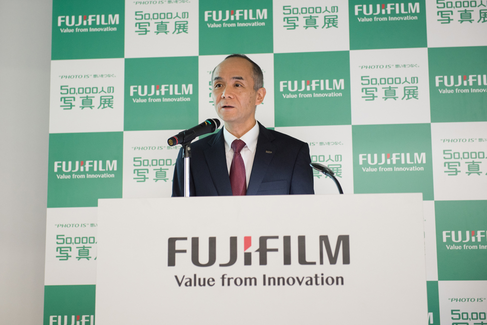 取締役・執行役員、イメージング事業部管掌の山元正人氏より、「撮る、残す、飾る、贈る」といった写真の楽しみ方を軸に富士フイルムの写真事業について説明がされた。