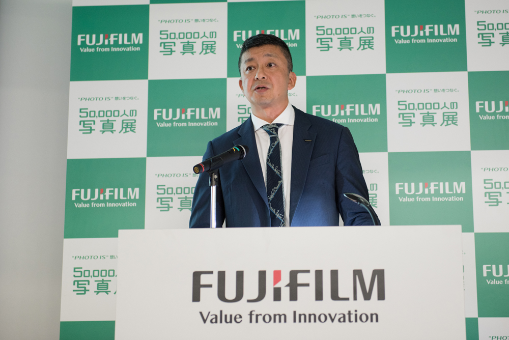 宣伝部長の松本考司氏からは、「50,000人の写真展」の展示内容について説明された。