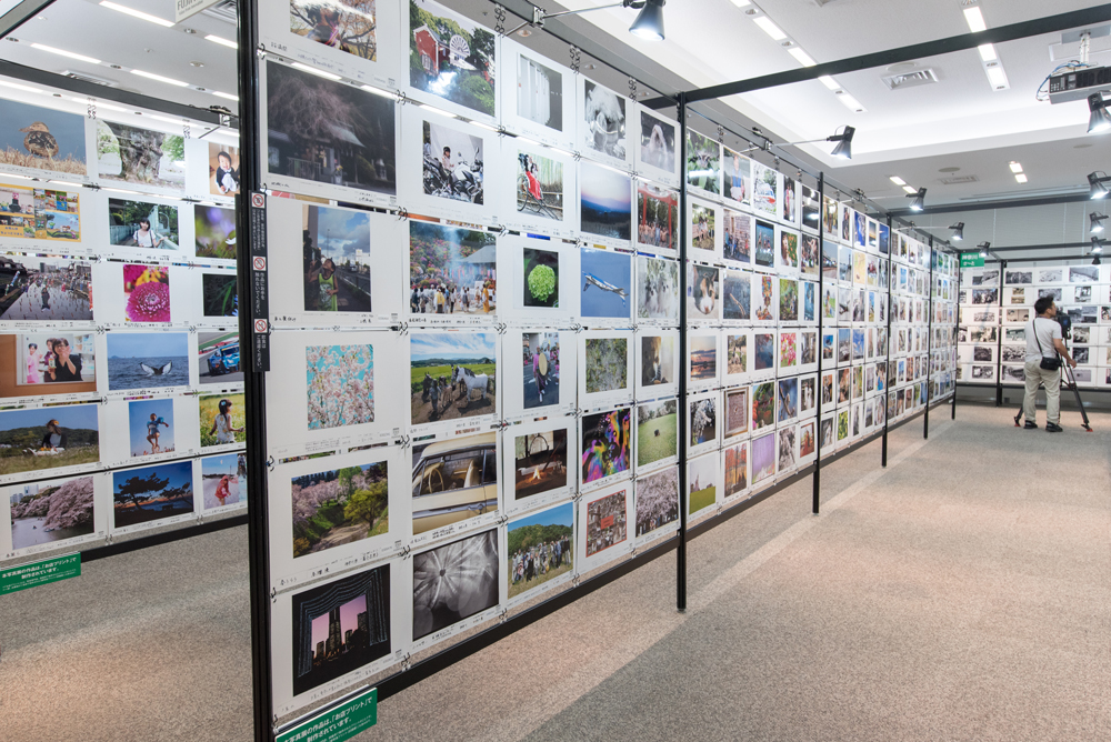 内覧会会場には、実際の写真展会場を再現すべく多数の作品がずらりと並べられた。