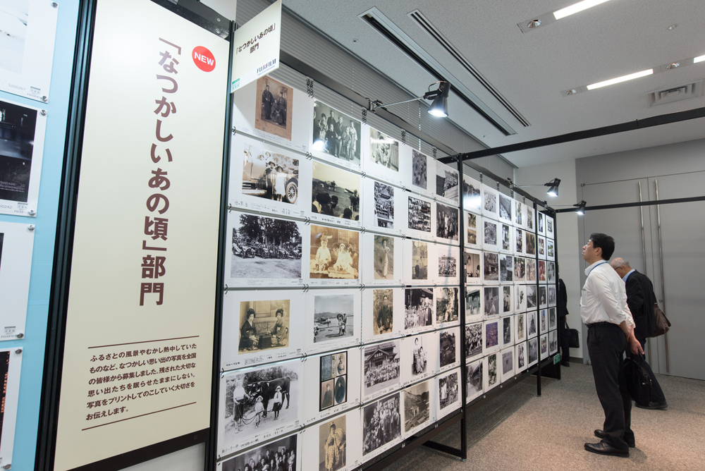 ふるさとの風景やむかし熱中していたものなど、なつかしい情景がよみがえる写真が大集合した「なつかしいあの頃」部門。モノクロやセピアのプリントが郷愁を誘う。