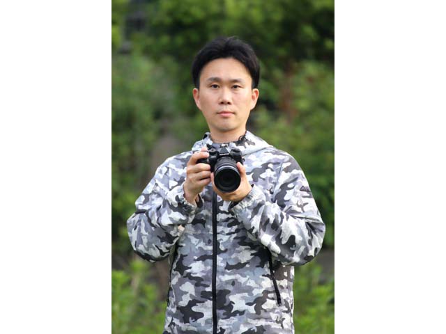 <span class="fnt-120">橋向真</span><br>1977年生まれ。地元である静岡を拠点に富士山写真家として活動しており、雑誌、書籍、企業広告、カレンダーなどに幅広く作品を提供している。東京カメラ部10選2016。