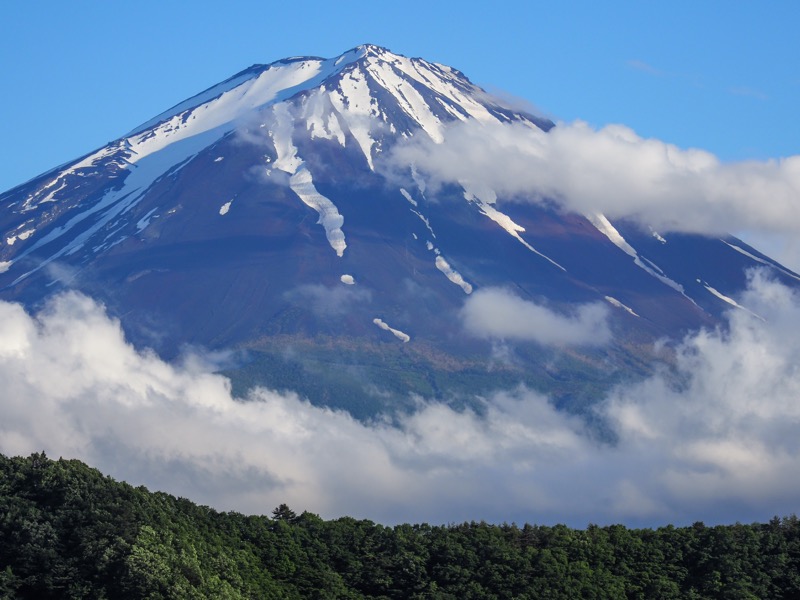 望遠側の100mmを手持ちで撮影した。F11に絞り、ISO 200で撮影したが、写し出された富士山の画像はとても鮮明でシャープだ。<br><span class="fnt-85">OLYMPUS OM-D E-M1 Mark II / M.ZUIKO DIGITAL ED 12-100mm F4.0 IS PRO / 100mm（200mm相当） / マニュアル露出（F11、1/250秒） / ISO 200</span>