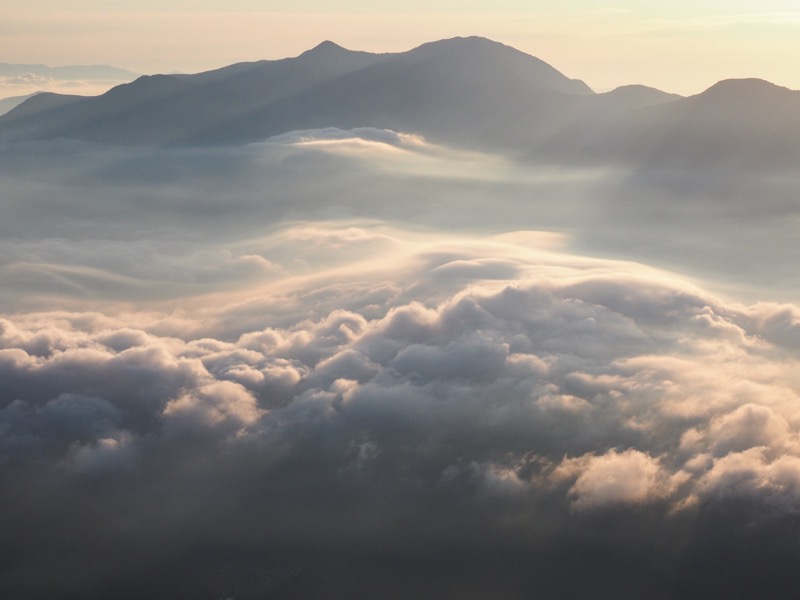 富士山と雲海を撮影していると、どうしても富士山を中心に捉えてしまいがちだが、その脇役でもあり、富士山に華やかさを与えてくれる雲海にクローズアップして見ると、陽の光が入った雲海の不思議でなんとも美しい表情に目がいってしまった。<br><span class="fnt-85">OLYMPUS OM-D E-M1 Mark II / M.ZUIKO DIGITAL ED 12-100mm F4.0 IS PRO / 50mm（100mm相当） / マニュアル露出（F13、1/500秒） / ISO 400</span>