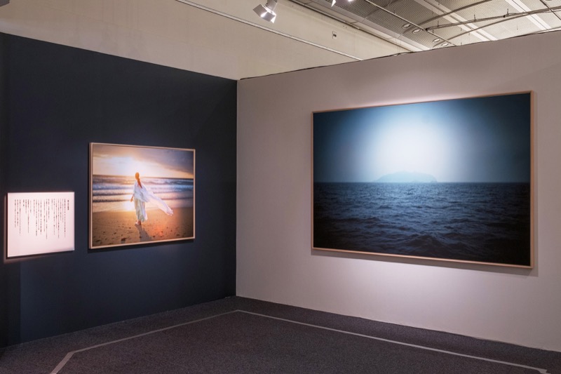 田心姫（たごりひめ）を再現した写真（撮影場所は沖ノ島ではない）と、沖ノ島の島影。