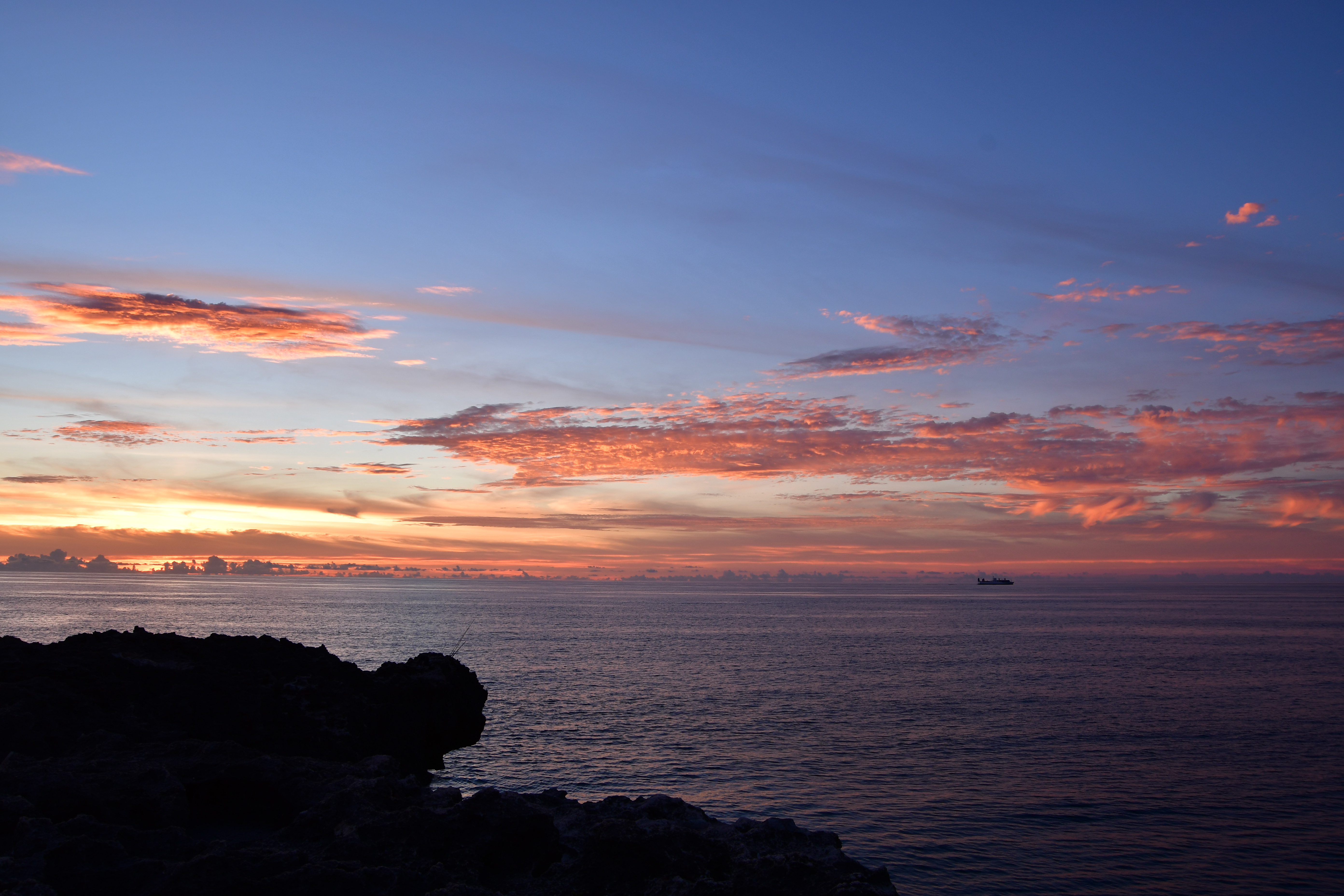 広角側で夕日に染まる空を撮影した。歪曲収差も気にならずイメージ通り広く撮影できた。F8まで絞れば周辺までしっかりと光量を得られている。<br><span class="fnt-85">D7500 / 18-400mm F/3.5-6.3 Di II VC HLD / 絞り優先AE（1/30秒・F8・+0.7EV） / ISO 140 / 18mm（27mm相当）</span>