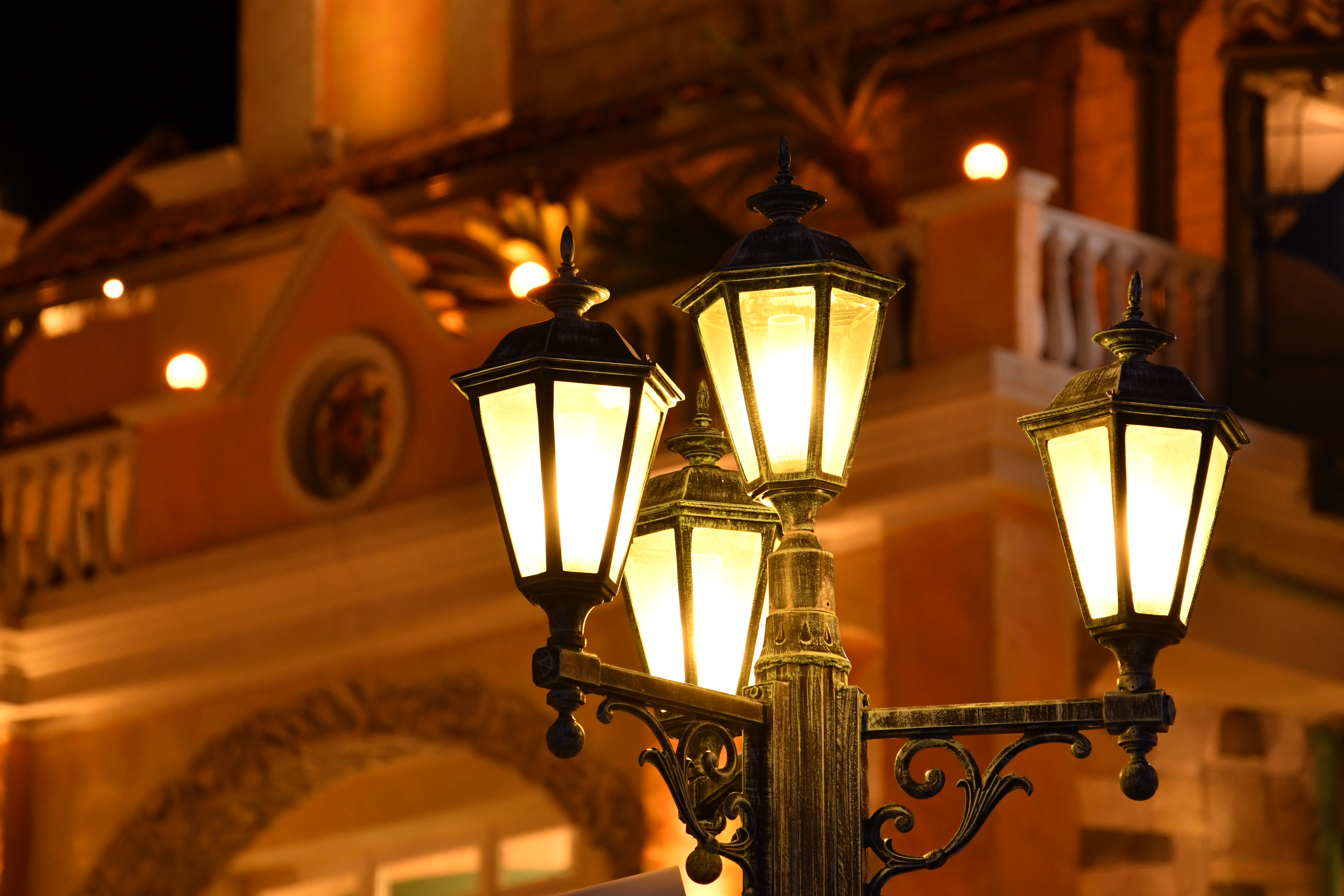 225mm相当の画角で素敵な街灯を撮影した。手持ちにもかかわらず1/20秒でしっかりと止めることができた。街灯のハイライトの部分も収差など気にならない。<br><span class="fnt-85">D7500 / 18-400mm F/3.5-6.3 Di II VC HLD / 絞り優先AE（1/20秒・F7・+1.3EV） / ISO 1600 / 170mm（255mm相当）</span>