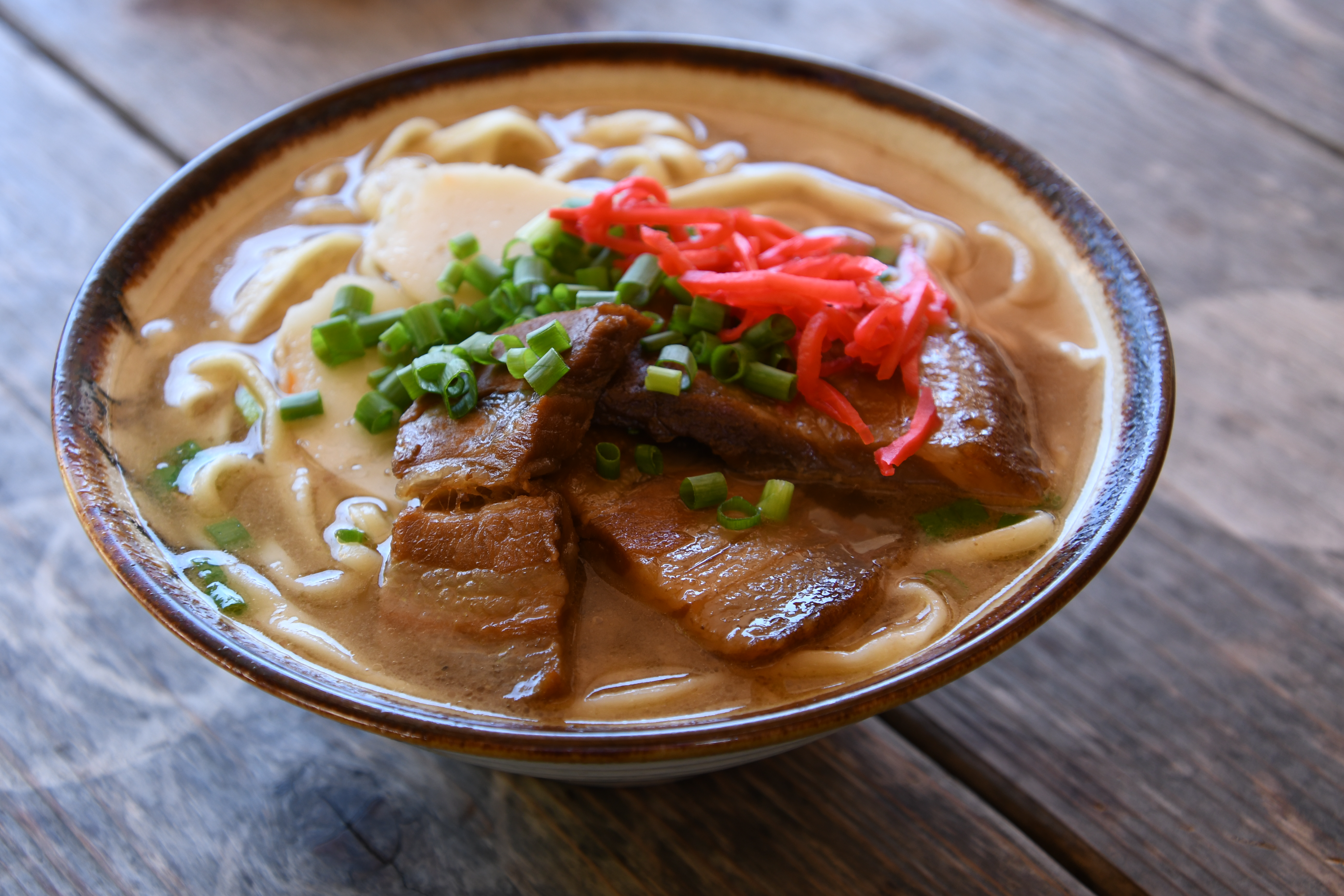 お昼に食べた三枚肉そば。適切な画角で収めることができた。<br><span class="fnt-85">D7500 / 18-400mm F/3.5-6.3 Di II VC HLD / 絞り優先AE（1/80秒・F5・+0.3EV） / ISO 280 / 46mm（69mm相当）</span>